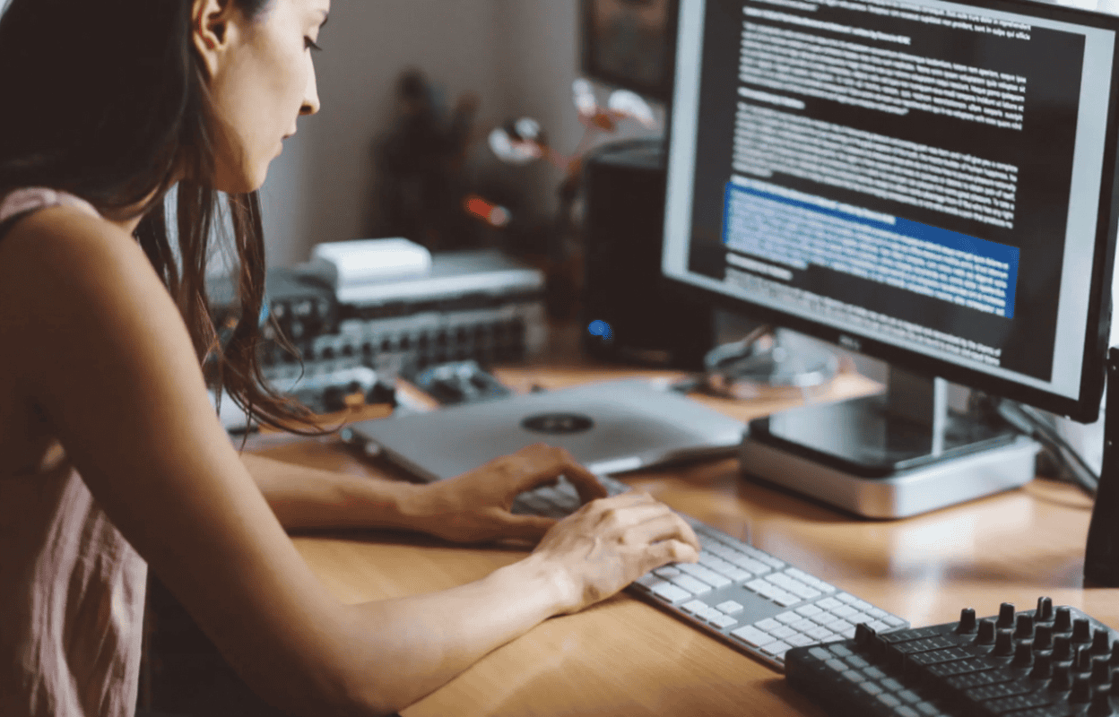 Blogger preparing content for freelance writing niches